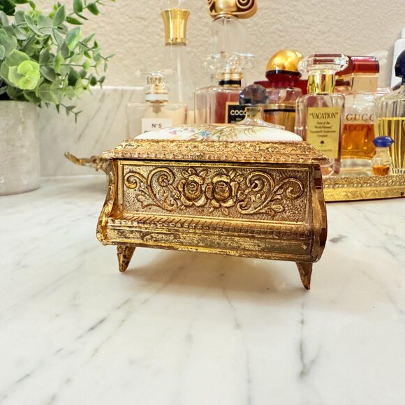 Vintage Hollywood Regency Music box with Puppy and Bunny - Picture 4 of 13